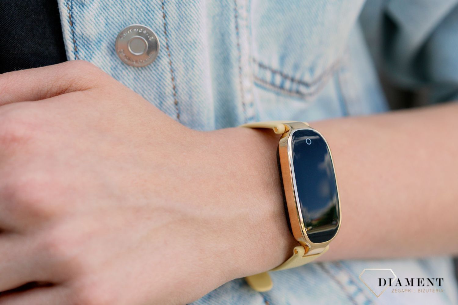 Nowoczesny i modny dodatek w postaci smartwatcha w kolorze żółtym ze złotą kopertą. Piękny dodatek do stylizacji. Idealny na prezent.  (2).jpg